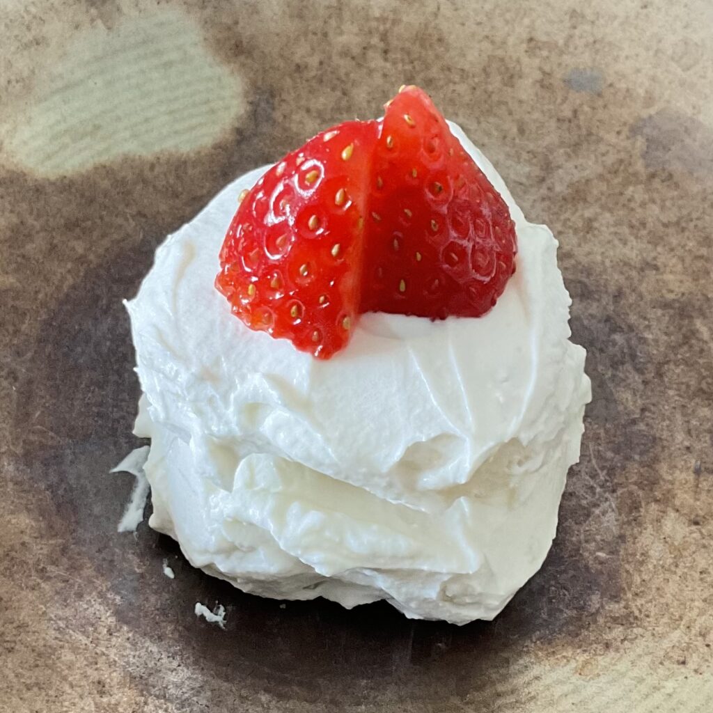 ホットケーキとヨーグルトで作ったバースデーケーキ