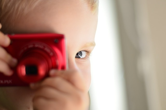 カメラで写真を撮る子ども